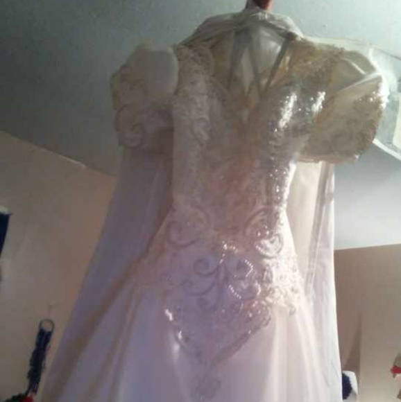 Beautiful ivory wedding dress - Picture 2 of 2